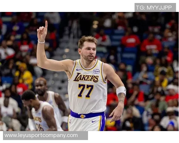 里夫斯谈与詹姆斯东契奇共打球的责任感与自我期许